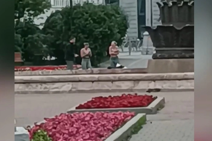 В Екатеринбурге две девушки разделись и залезли в фонтан после «Ночи музыки»