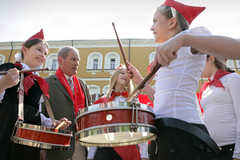 Российских школьников обяжут петь гимн страны