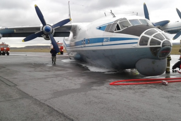В Кольцово аварийно сел самолет: аэропорт временно не принимает рейсы