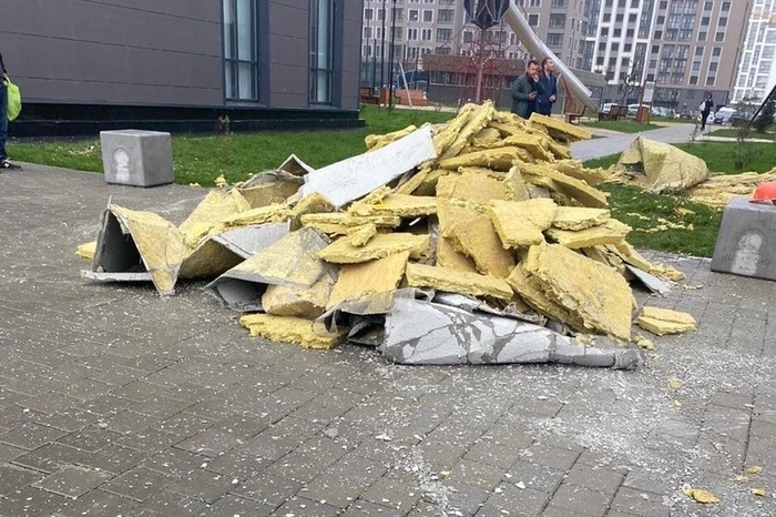 «Ящик для картофеля крепче»: в Академическом ещё с одного здания отвалилась часть фасада