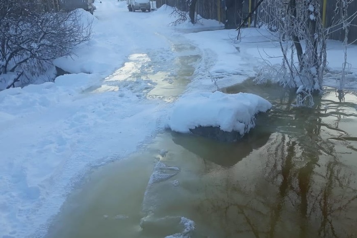 Свердловский посёлок затопила вышедшая из берегов река