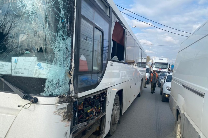 На свердловской трассе пассажирский автобус столкнулся с фурой