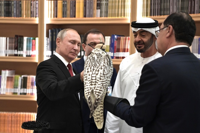 Путин подарил Байдену письменный набор хохломы, а Байден — солнечные очки и хрустального бизона