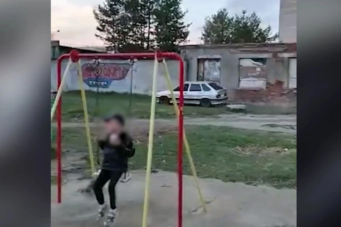 В Екатеринбурге наглецы гоняют на машине прямо по детской площадке