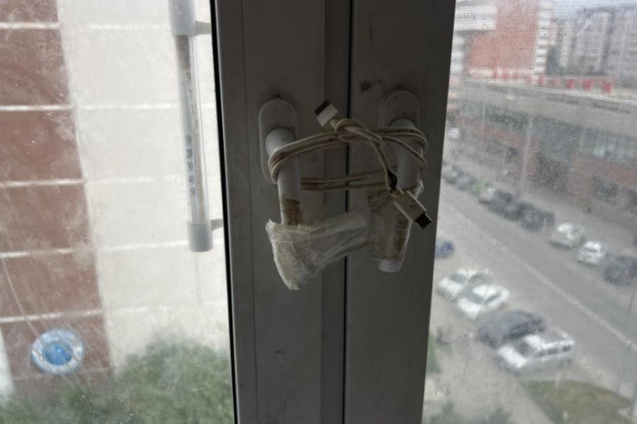 В Екатеринбурге у родителей 3-летней девочки, выпавшей из окна на Ботанике, изъяли всех детей (ФОТО)