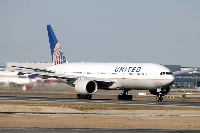 Пилот United Airlines потерял сознание во время полета