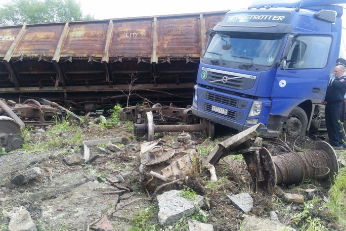 Тепловоз протаранил грузовик Volvo на территории предприятия в Нижнем Тагиле