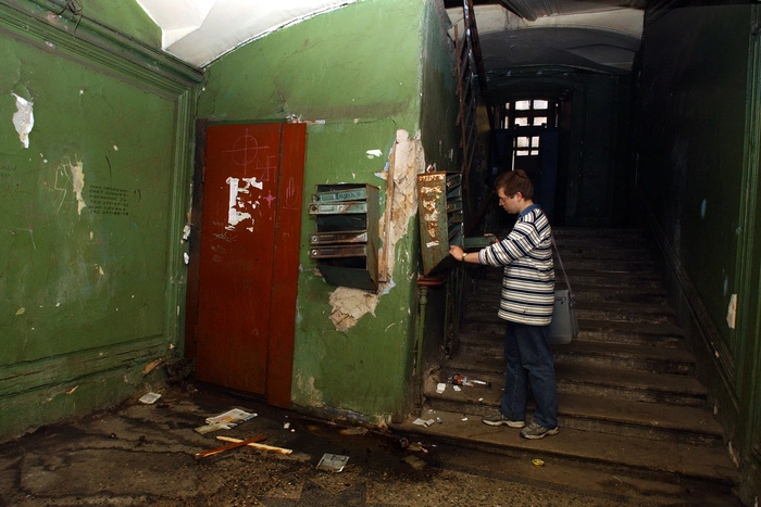 В Ревде на спящего ребенка в ветхом общежитии рухнул потолок