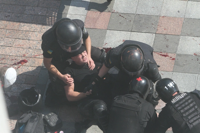 В ходе столкновений в Киеве сотруднице полиции сломали пальцы