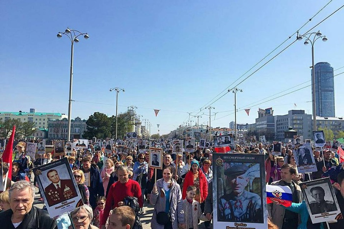 «Бессмертный полк»: 70 тысяч уральцев прошли маршем с портретами фронтовиков