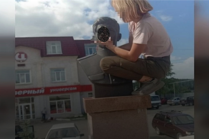 В Свердловской области школьница забралась на памятник Герою Советского Союза ради фотографий