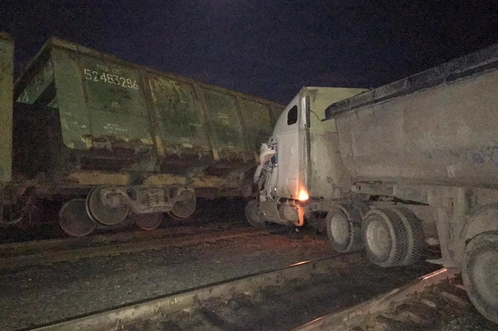 В Ивделе тягач без тормозов протаранил железнодорожный состав. Чудом обошлось без жертв