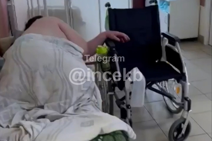 В екатеринбургской больнице пациенты лежат в коридорах из-за нехватки мест