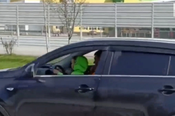 В Академическом маленький мальчик проехал за рулём кроссовера прямо у школы