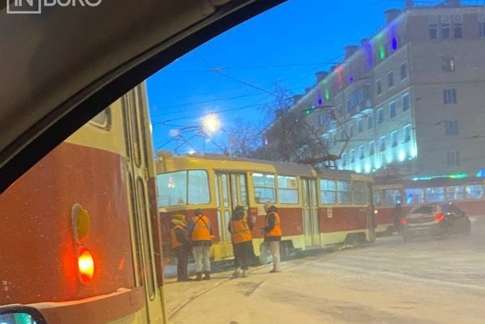 В центре Екатеринбурга трамвай сошёл с рельсов