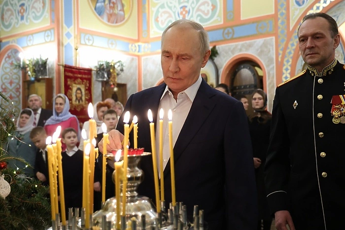 Во время Рождественской службы к ногам Владимира Путина упала игрушка