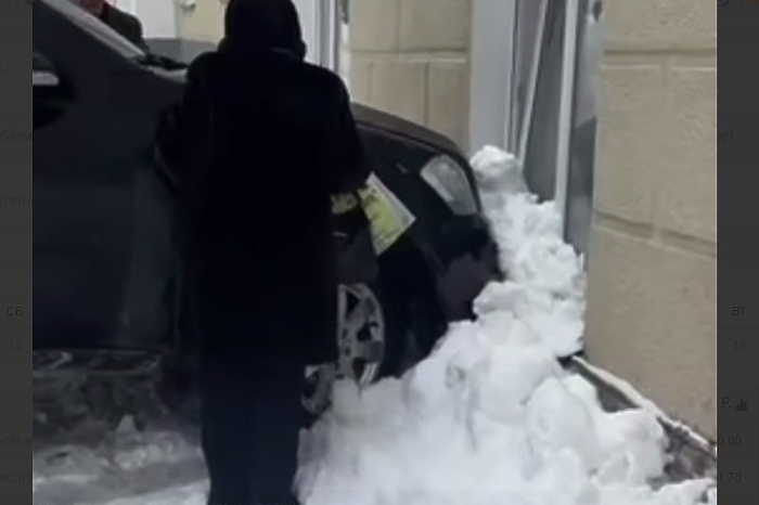 В Екатеринбурге автомобиль Mersedes едва не выбил окно детской поликлиники (ВИДЕО)