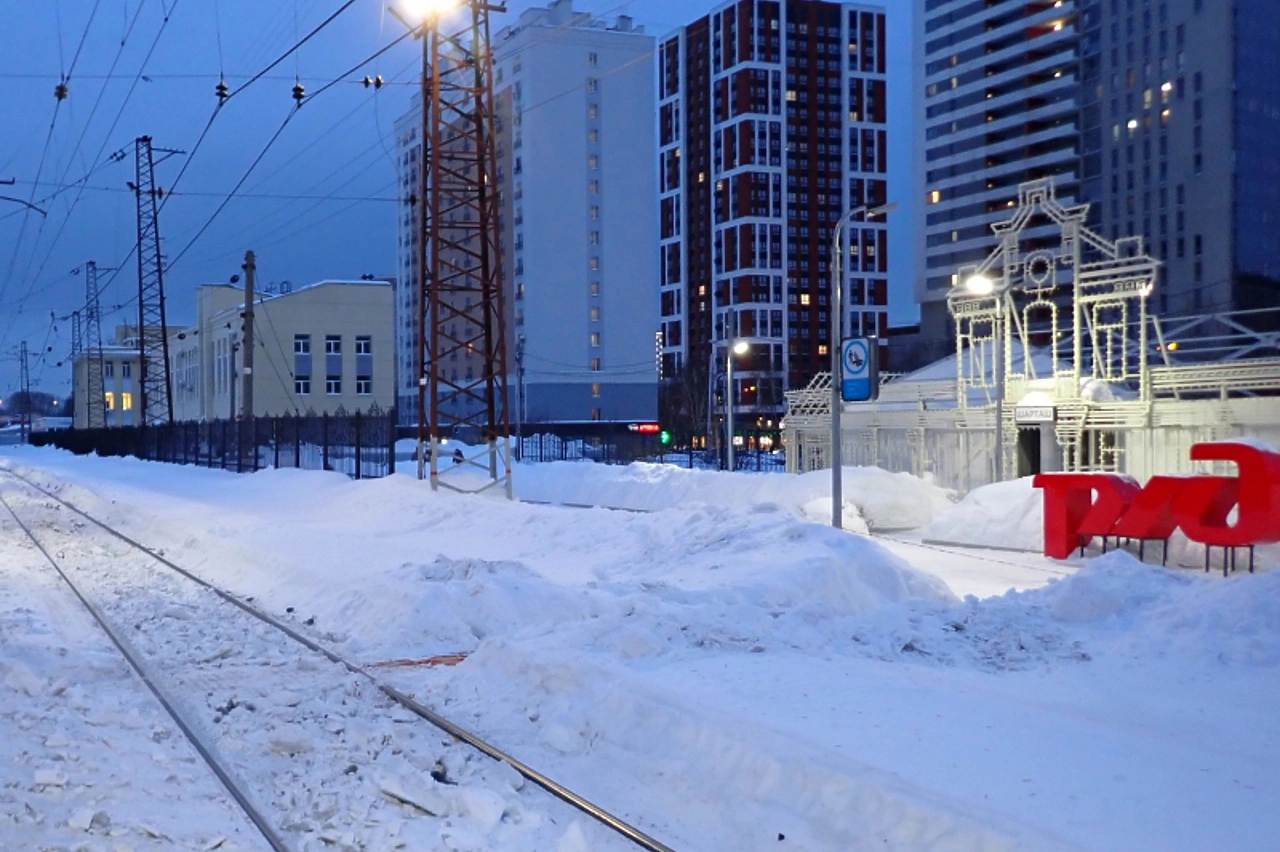 Женщина попала под поезд на станции Шарташ в Екатеринбурге