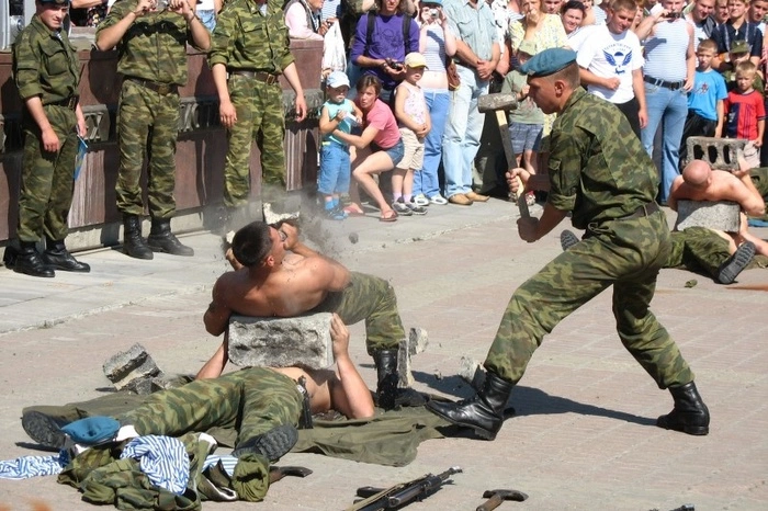 Путин поздравил десантников с днем ВДВ