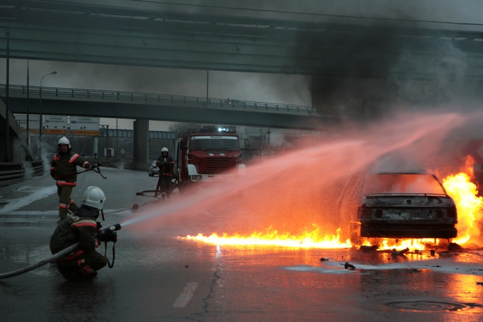 В Екатеринбурге у журналистки сожгли машину из-за коммунальных войн