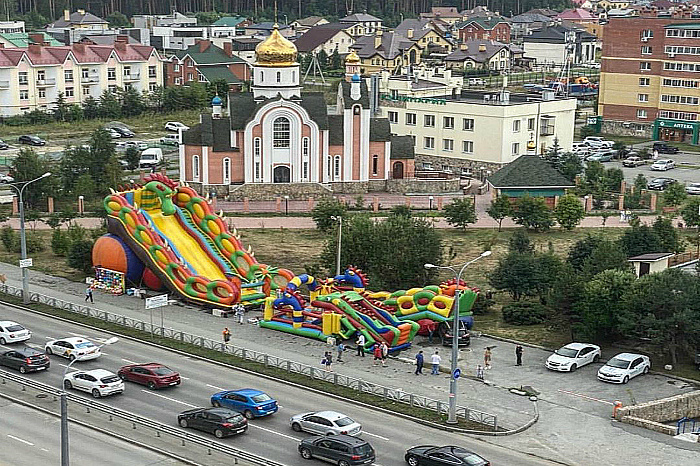 В Екатеринбурге внедорожник влетел в батут, на котором играли дети