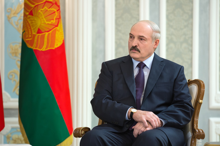 «Будь мужиком»: Лукашенко поссорился с рабочим завода, который посоветовал ему застрелиться — видео