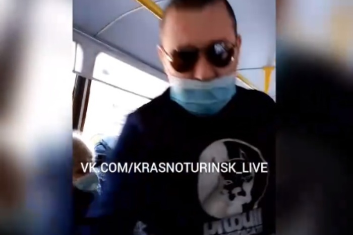 Водитель автобуса подрался со свердловчанином из-за отказа надевать маску
