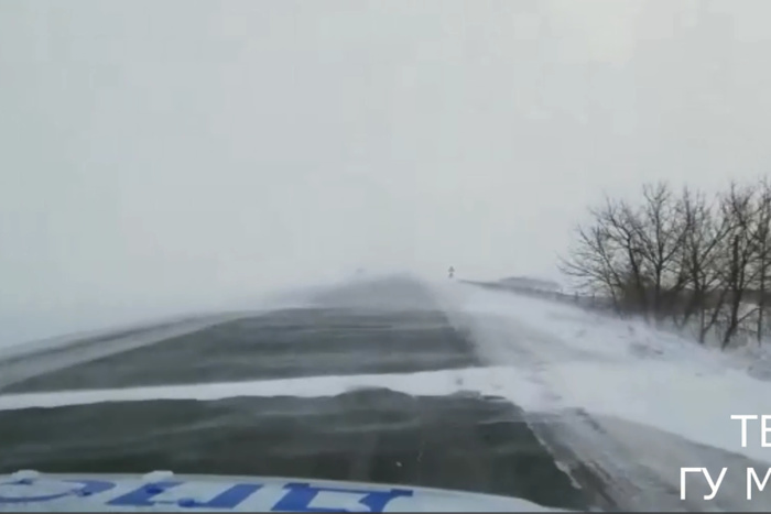 В Свердловской области сотрудник ГИБДД спас семью на заснеженной трассе