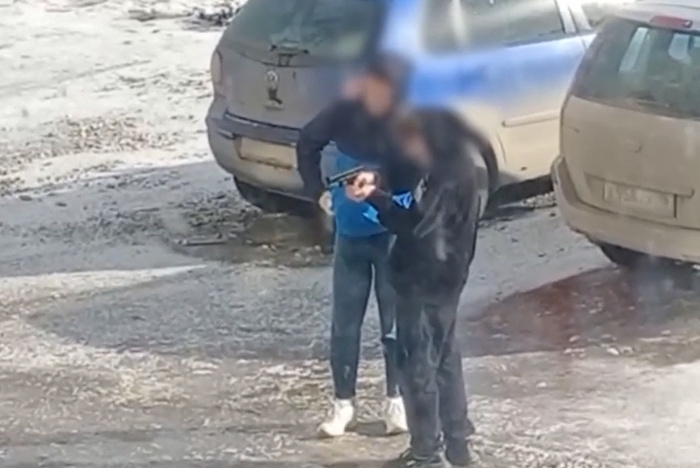 Под Екатеринбургом подростки устроили фотосессию с пистолетом и открыли стрельбу