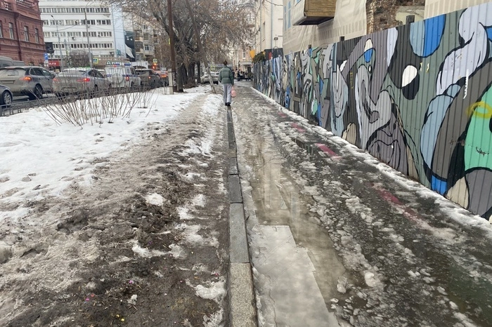 «Не ходите в белой обуви»: вице-мэр Екатеринбурга дал совет горожанам в борьбе с грязью