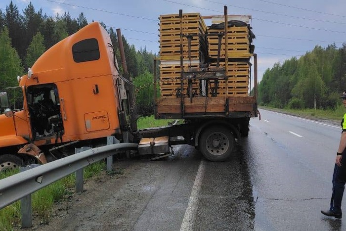 «Реверсивное движение». Под Нижним Тагилом в аварию попал большегруз (ФОТО)