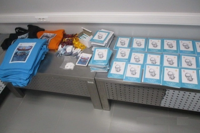 Таможенники в Кольцово изъяли весь мерч у пассажирки, вылетавшей в Тбилиси