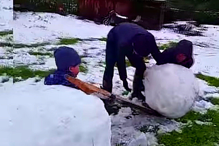 Жители Якутии в середине июля начали лепить снеговиков