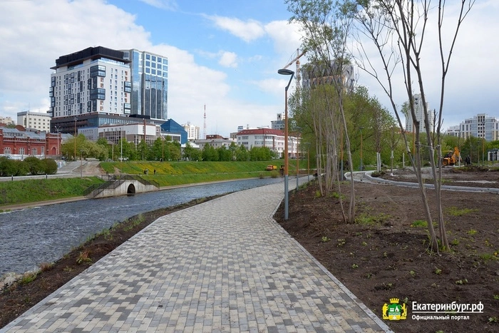 Благодаткова проконтролировала ход реконструкции набережной и сквера у Оперного