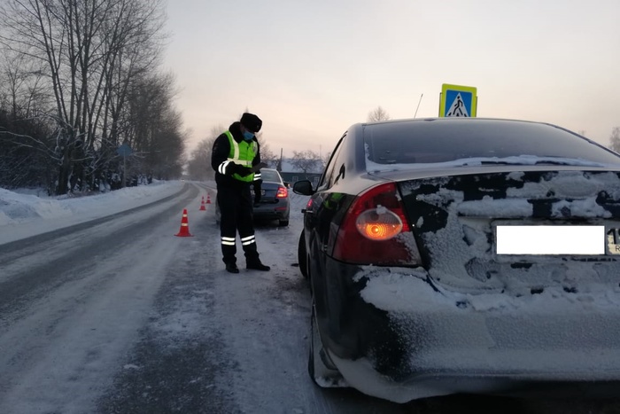 В Свердловской области в результате ДТП легковушку отбросило на 18-летнюю девушку-пешехода