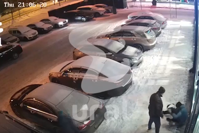 В Екатеринбурге парень избил продавца из-за другого клиента — видео