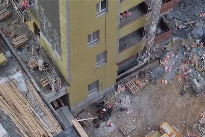 В Екатеринбурге рабочий выпал из строительной люльки