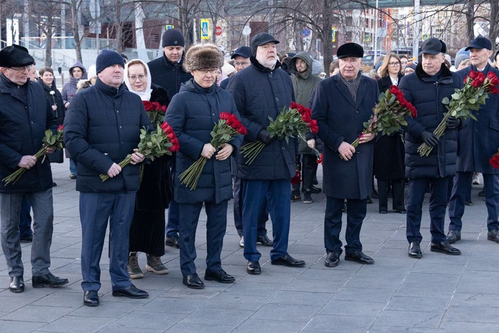 Первые лица Екатеринбурга возложили цветы к памятнику Ельцина