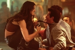 Посетительница ночного клуба разбила яйца о голову ведущего