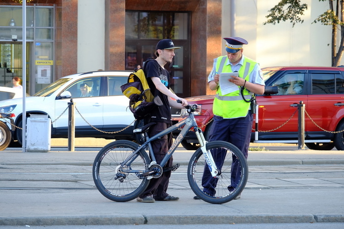 Велосипедистов начнут штрафовать за езду по тротуарам в Екатеринбурге