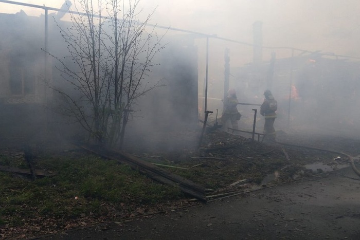 В Нижней Салде крупный пожар — горят шесть домов на двух улицах