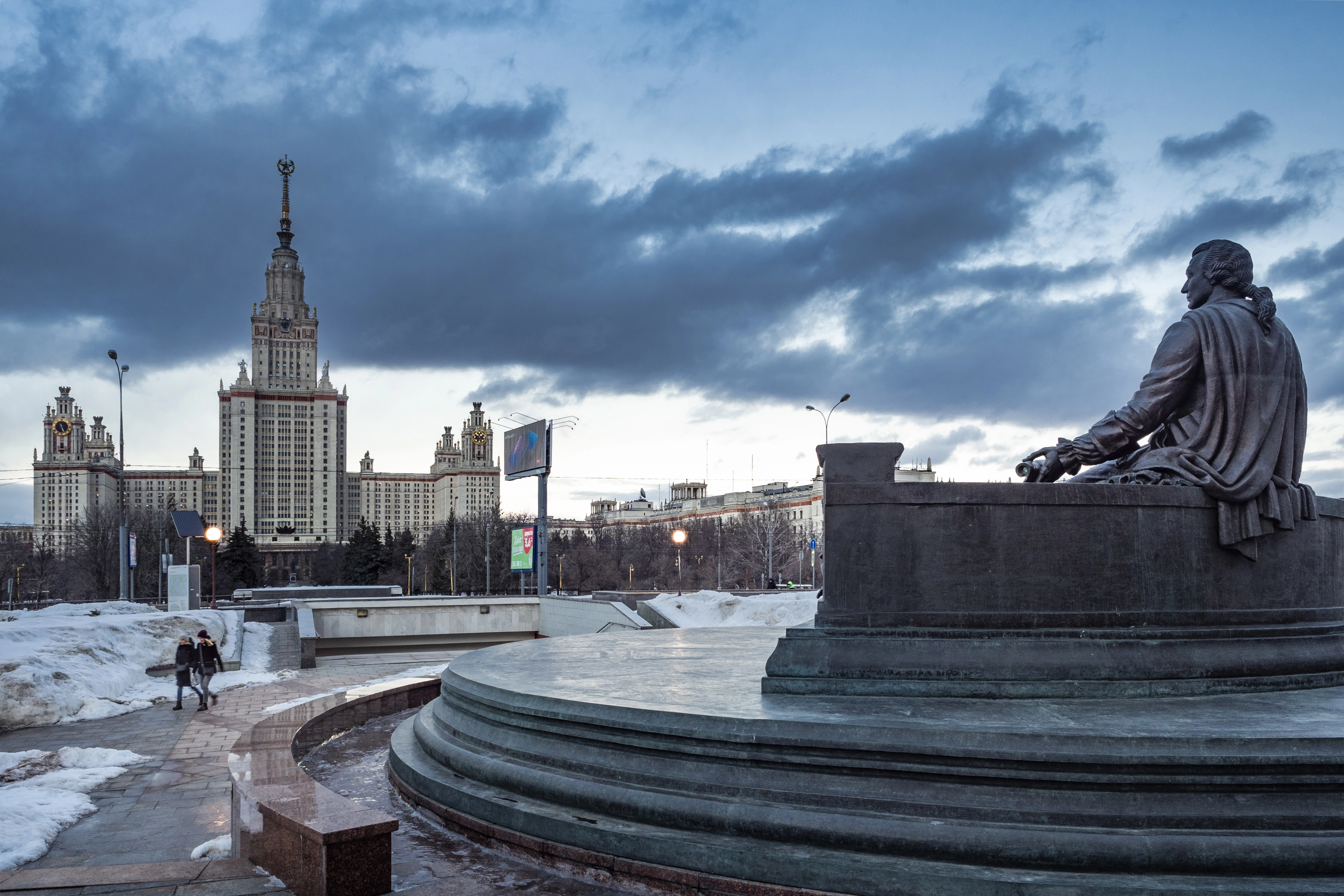 Меньше половины россиян заявили о планах детей учиться в вузах