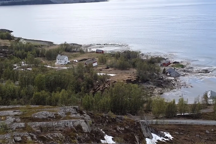 Полукилометровый оползень унёс в море часть рыбацкого посёлка — инцидент попал на видео