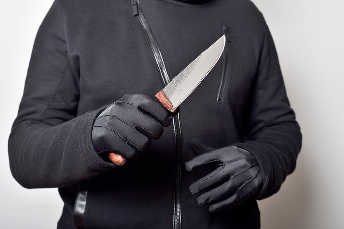 Свердловчанин напал на полицейского с канцелярским ножом