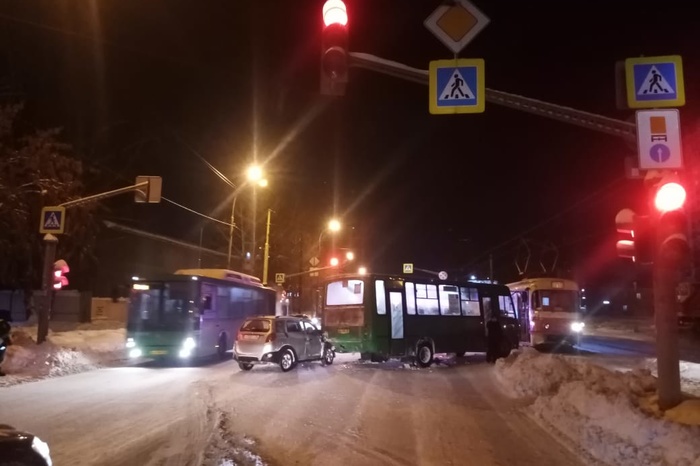 Жесткое ДТП с участием трамвая и автобуса на Вторчермете попало на видео