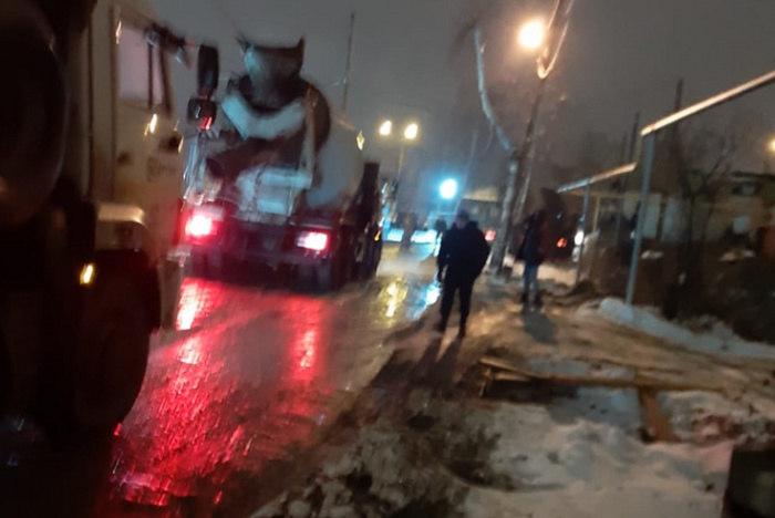 «Вообще-то мы ещё живы»: в Цыганском посёлке Екатеринбурга застройщик перекрыл дорогу
