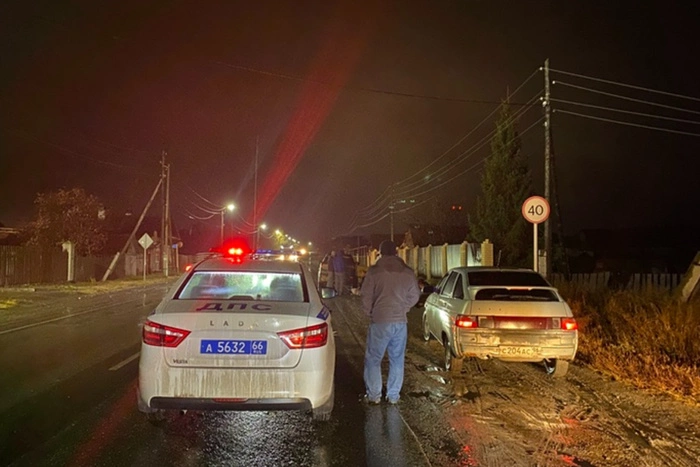 На свердловской трассе под колёсами автомобиля погиб молодой парень