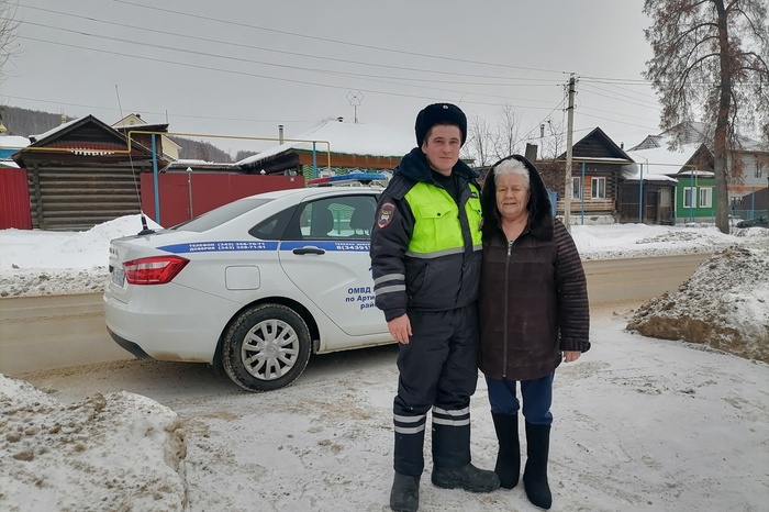 В Артях сотрудник полиции спас 80-летнюю женщину, у которой загорелась крыша