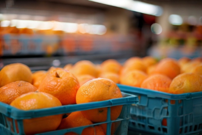 В Екатеринбурге продавец супермаркета пожаловался на покупателей мандаринов
