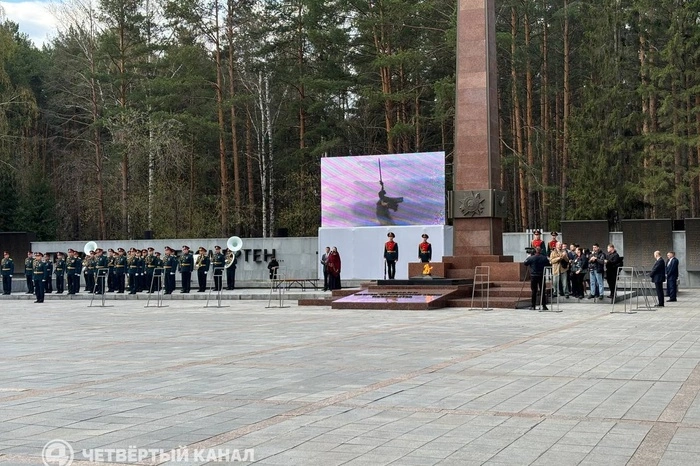 Полпред Жога встречает в Екатеринбурге День Победы в кителе с орденами